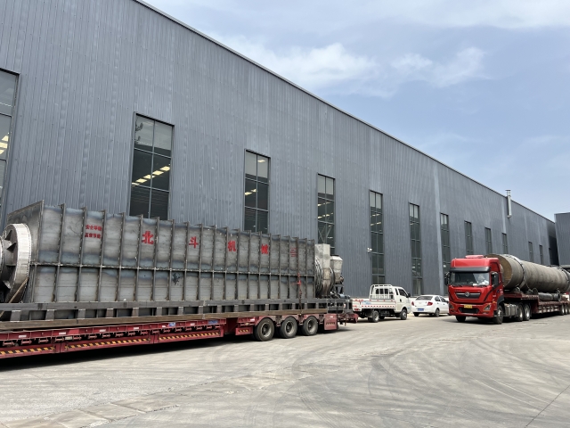 四輛掛車(chē)滿載烘干機(jī)、炭化爐設(shè)備及零部件奔赴客戶