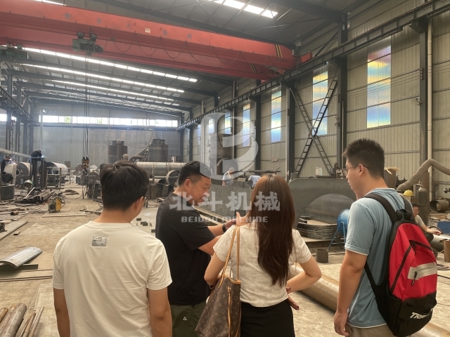 北斗機(jī)械實(shí)力引客！客戶實(shí)地考察炭化爐